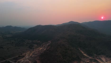 Puesta-De-Sol-Sobre-Los-Restos-Del-Creador-Volcánico-Del-Distrito-De-Krong-Kampong-Chhnang,-Al-Este-Del-Tonle-Sap,-Camboya