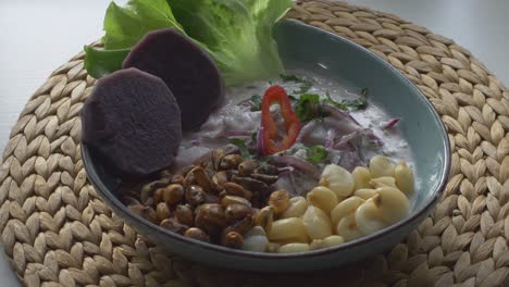 Zubereitung-Des-Peruanischen-Ceviches-Auf-Einem-Teller,-Essfertig,-Teil-3