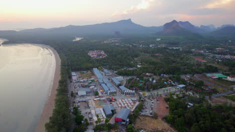 Plataforma-Rodante-Aérea-Que-Revela-La-Costa-De-Ao-Nang-Y-El-Mercado-Al-Atardecer.