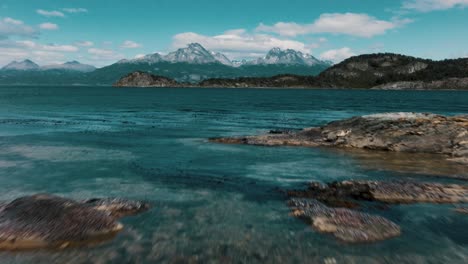 Volando-Sobre-La-Costa-Rocosa-De-Tierra-Del-Fuego-En-Argentina,-Patagonia