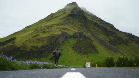 Skateboarder-Macht-Einen-Epischen-Tre-Flip-Auf-Der-Straße-In-Island