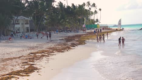 Menschen-Am-Blue-Beach-Im-Beeindruckenden-Resort-Und-Spa-In-Punta-Cana,-Dominikanische-Republik