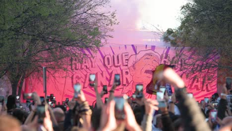 Fans-Von-Real-Madrid-Zünden-Rote-Fackeln-An-Und-Halten-Ein-Großes-Banner-Mit-Der-Botschaft-„Wir-Müssen-Gewinnen“,-Während-Sie-Das-Champions-League-Fußballspiel-Zwischen-Den-Teams-Von-Real-Madrid-Und-Manchester-City-Besuchen