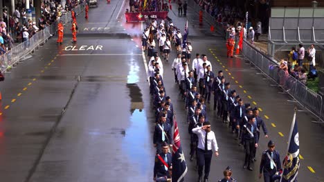 Los-Niños-Y-Niñas-Exploradores-Participan-En-El-Desfile-Del-Día-De-Anzac,-Honrando-Los-Sacrificios-De-Los-Veteranos-Y-Mostrando-Su-Compromiso-Con-El-Servicio-Comunitario.