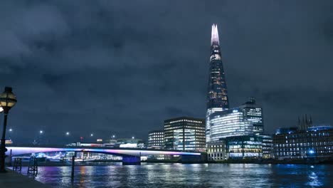 Nacht-Zeitraffer-Des-Verkehrs-Auf-Der-London-Bridge-Bei-Nacht,-über-Der-Themse-Und-Mit-Dem-Beleuchteten-Shard-Gebäude-Im-Hintergrund