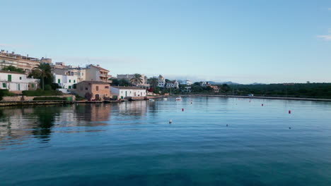 Serena-Bahía-De-Portopetro,-Mallorca-Con-Barcos-Y-Aguas-Tranquilas.