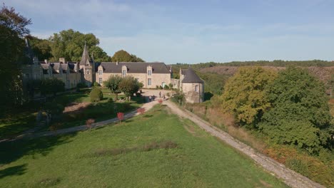 Turistas-En-El-Parque-Del-Castillo-Rochefort-En-Terre,-Bretaña-En-Francia