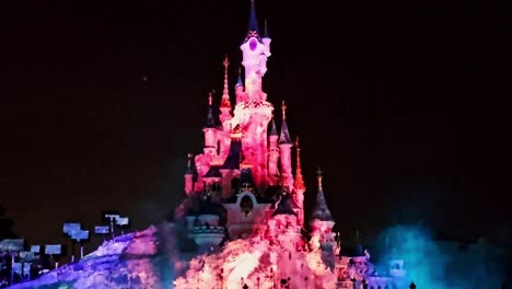 Videogeschichten-Werden-In-Der-Disney-Dreams-Lichtshow-Auf-Das-Schloss-Projiziert