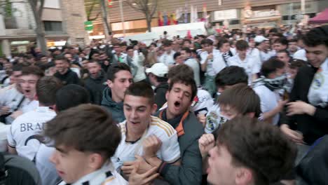 Fußballfans-Moshen-Gemeinsam-Vor-Dem-Santiago-Bernabéu-Stadion-Von-Real-Madrid,-Als-Sie-Sich-Versammeln,-Um-Das-Champions-League-Fußballspiel-Zwischen-Den-Mannschaften-Real-Madrid-Und-Manchester-City-Zu-Besuchen