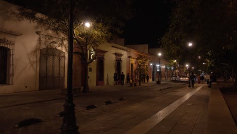 Hermosa-Y-Tranquila-Calle-En-La-Ciudad-De-Oaxaca-Por-La-Noche