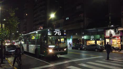 Nachtverkehr-In-Buenos-Aires,-Argentinien,-Rivadavia-Avenue,-Menschen,-Die-Nachts-Durch-Die-Südamerikanische-Hauptstadt-Laufen