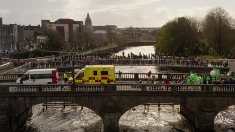 Statischer-Blick-über-Den-Fluss-Corrib-Auf-Die-Salmon-Weir-Bridge-Mit-Familien,-Die-Sich-Versammelt-Haben,-Um-Die-Parade-Anzusehen