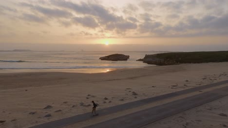 Mädchen-Skateboard-Bei-Sonnenuntergang-An-Einem-Einsamen-Strand