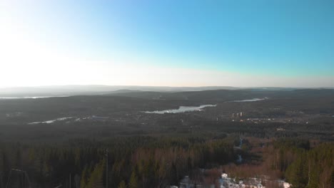 Sanfter-Flug-über-Einen-Berg-In-Schweden