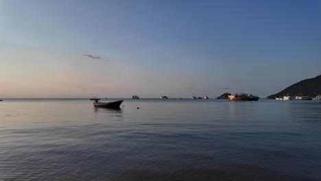 Mar-Tranquilo-Al-Amanecer-En-Koh-Tao-Tailandia---Barcos-Junto-Al-Mar-Cuando-Hace-Buen-Tiempo