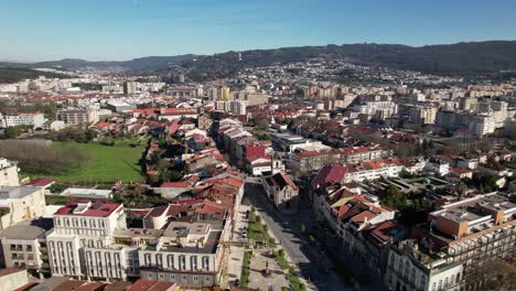 Fliegen-Sie-über-Das-Stadtzentrum-Von-Braga,-Portugal-21