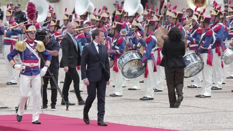 Frankreichs-Präsident-Macron-Erhält-Ehrenwache-Vom-Nationalen-Militär