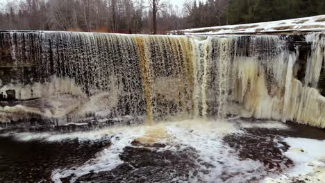 Estland,-Malerische-Drohnenansicht-Des-Jägala-Wasserfalls-Und-Des-Jägala-Flusses,-Natürlicher-Waldpark-In-Der-Nähe-Des-Finnischen-Meerbusens,-Drohnenaufnahmen-Der-Natur