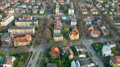 Wohnblöcke-Und-Häuser-Der-Polnischen-Bevölkerung-Während-Des-Sonnenuntergangs-In-Einem-Vorort-Der-Stadt-Danzig