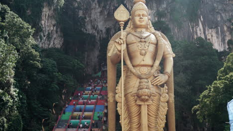 Estatua-Dorada-Del-Señor-Murugan-En-La-Entrada-Del-Templo-De-Las-Cuevas-De-Batu-En-Gombak,-Malasia