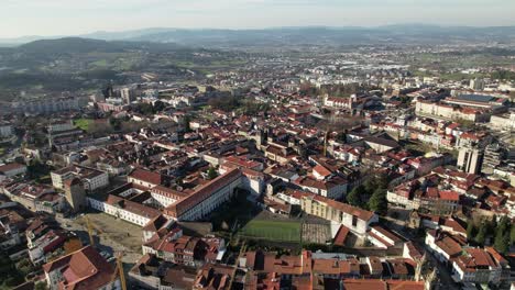 Fliegen-Sie-über-Das-Stadtzentrum-Von-Braga,-Portugal-16