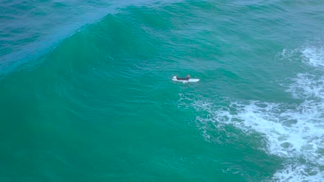 Toma-De-Drones-De-Surfistas-Jugando-Y-Surfeando-Al-Revés-Durante-La-Marea-Alta-En-Carlsbad,-California
