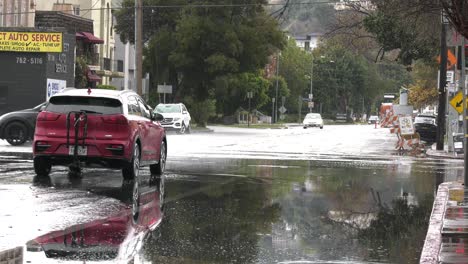 Los-Coches-Se-Mueven-Por-La-Carretera-En-Temporada-De-Lluvias.