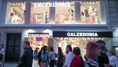 Los-Compradores-Y-Peatones-Pasan-Por-La-Marca-De-Moda-Italiana-De-Calcetería,-Calcetines-Y-Trajes-De-Baño,-Calzedonia,-Tienda