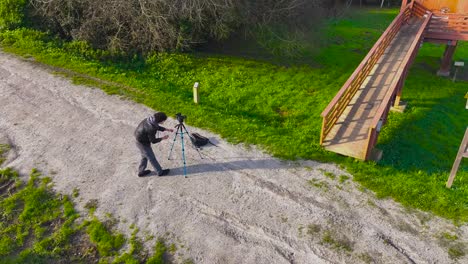 Fotógrafo-Instalando-Su-Cámara-En-Un-Trípode-Cerca-De-La-Torre-De-Observación-De-Aves.