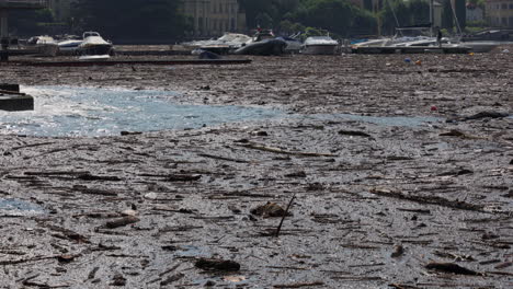 Boote-Schwimmen-Angedockt-über-Holz-Und-Schutt-Durch-Starke-Überschwemmungen,-Die-Das-Gebiet-Getroffen-Haben