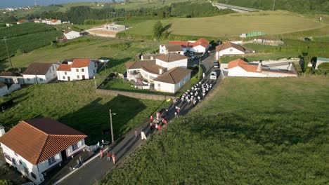 Fieles-En-Procesión-Por-La-Calle-Del-Pueblo-Rural-Para-El-Desfile-De-Pascua