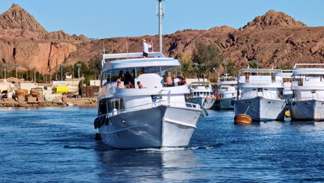 Turistas-En-Yate-Navegando-En-El-Mar-Rojo-En-Sharm-El-Sheikh,-Egipto