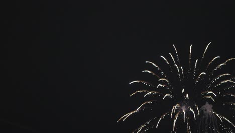 Una-Impresionante-Sinfonía-De-Luz-Y-Sonido-Llena-La-Noche-Mientras-Los-Fuegos-Artificiales-Danzan-En-El-Cielo.