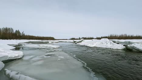 An-unfrozen-river-flows,-blocks-of-ice,-spring