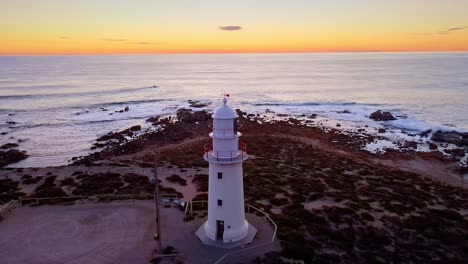 Spektakulärer-Sonnenuntergang-über-Dem-Leuchtturm-Corny-Point-Mit-Farbenprächtigem-Orangefarbenem-Himmel,-Yorke-Peninsula,-Südaustralien