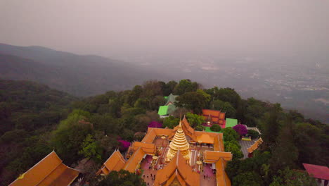 Templo-De-La-Montaña-Doi-Suthep-En-Chiang-Mai-Al-Atardecer
