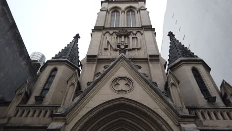 Basílica-Católica-De-Lourdes-En-La-Ciudad-De-Buenos-Aires,-Arquitectura-Argentina,-Entrada-Clásica-Gótica-Con-Horizonte-Al-Anochecer