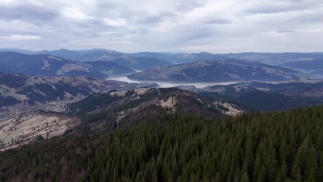 Drohne-Vorwärts-Bewegen-Mit-Bicaz-See-Offenbaren-Und-Wald-Im-Vordergrund