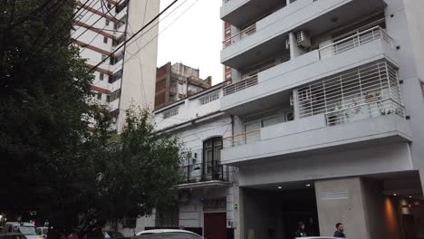 Tráfico-De-Vehículos-En-La-Calle-Del-Barrio-Con-Edificios-Altos-En-La-Ciudad-Metropolitana-De-Buenos-Aires-Argentina