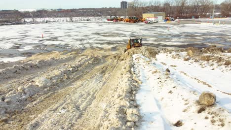 Bulldozer-Auf-Verschneiter-Baustelle-In-Montreal-Im-Winter,-Bewölkter-Tag