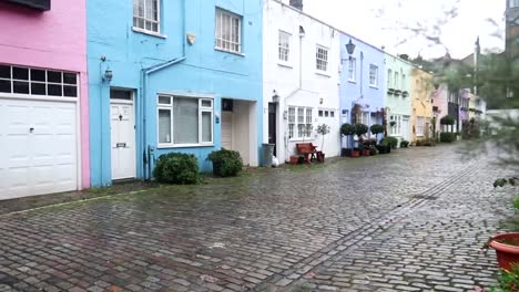 Farbenfrohe-Häuser-In-Conduit-Mews-An-Regnerischen-Tagen-In-London,-Großbritannien