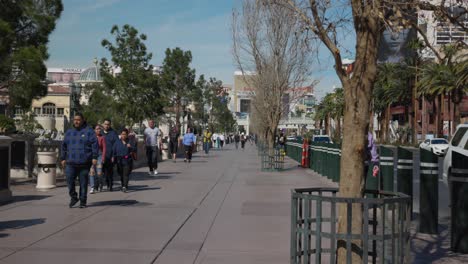 Gente-Caminando-Por-La-Acera-A-Lo-Largo-Del-Bulevar-De-Las-Vegas-En-Nevada,-EE.UU.