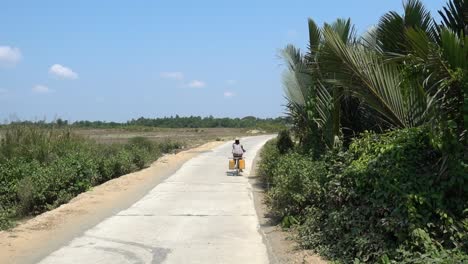 Eine-Frau-Auf-Einem-Fahrrad-In-Mark-U,-Rakhine-Staat,-Myanmar