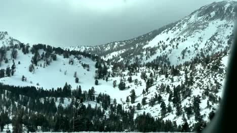 El-Letrero-&quot;la-Carretera-Puede-Estar-Helada&quot;-Advierte-A-Los-Automóviles-Que-Conducen-Desde-Lake-Tahoe-Hasta-Reno-En-El-Monte