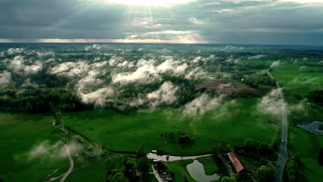 Un-Dron-Disparó-Sobre-Las-Tierras-Rurales-De-Letonia-En-Un-Día-Soleado