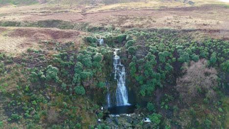 Imágenes-Aéreas-De-Drones-De-Una-Alta-Cascada-Rocosa-En-Los-Valles-De-Yorkshire,-Centavos