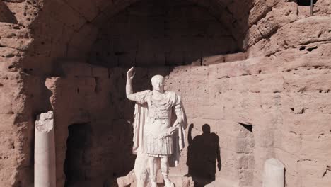 Primer-Plano-De-La-Estatua-De-Apolo,-Dios-De-Las-Artes-En-El-Antiguo-Teatro-De-Orange.