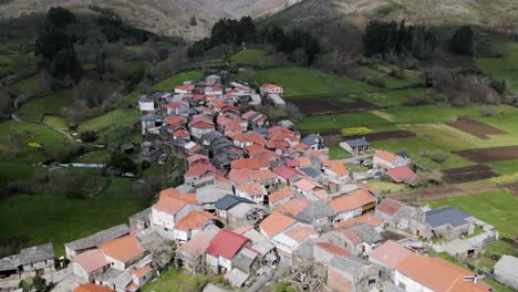 Pueblo-Rebordechao,-Vilar-De-Barrio,-Pintoresco-Panorama-Del-Pueblo,-Galicia,-Arquitectura-Tradicional