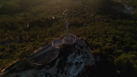 Malerische-Luftaufnahme-Des-Kreuzes-Im-Heiligtum-Von-Sant-Salvador-Auf-Mallorca-In-Der-Abenddämmerung