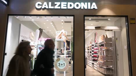 Fußgänger-Gehen-An-Dem-Italienischen-Modegeschäft-Für-Beinbekleidung,-Socken-Und-Bademoden-Der-Marke-Calzedonia-Vorbei